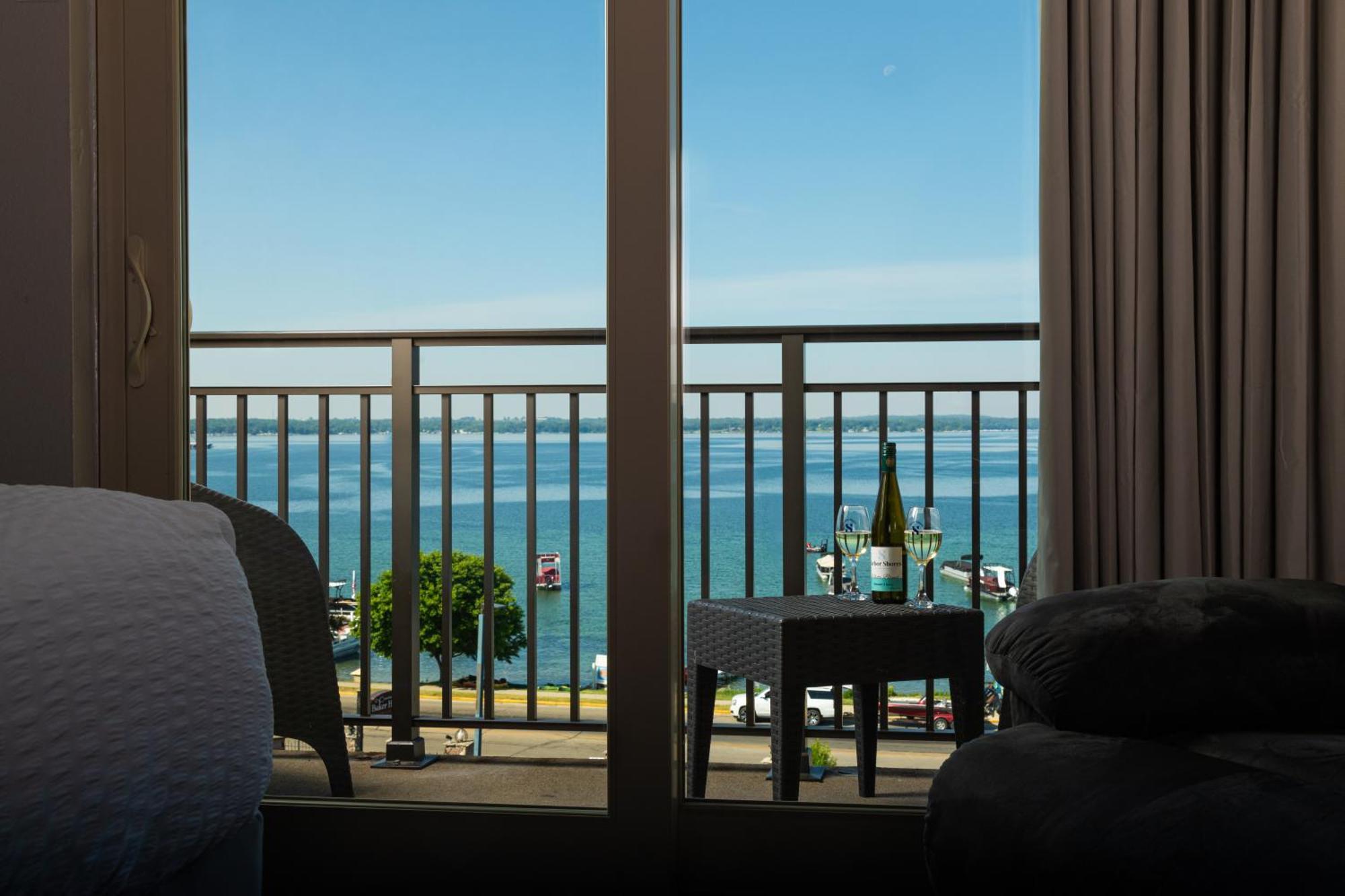 Harbor Shores On Lake Geneva Room photo